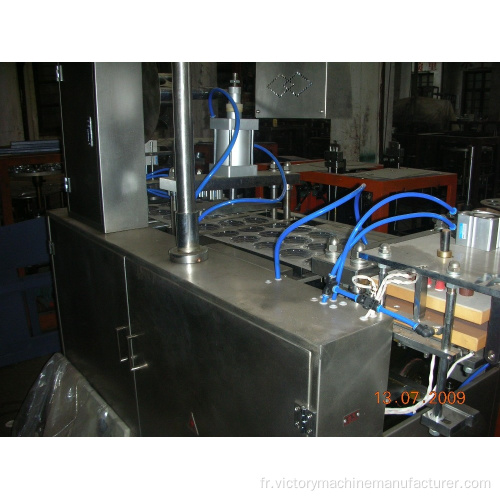 Machine de fabrication de couvercles de gobelets en papier jetables